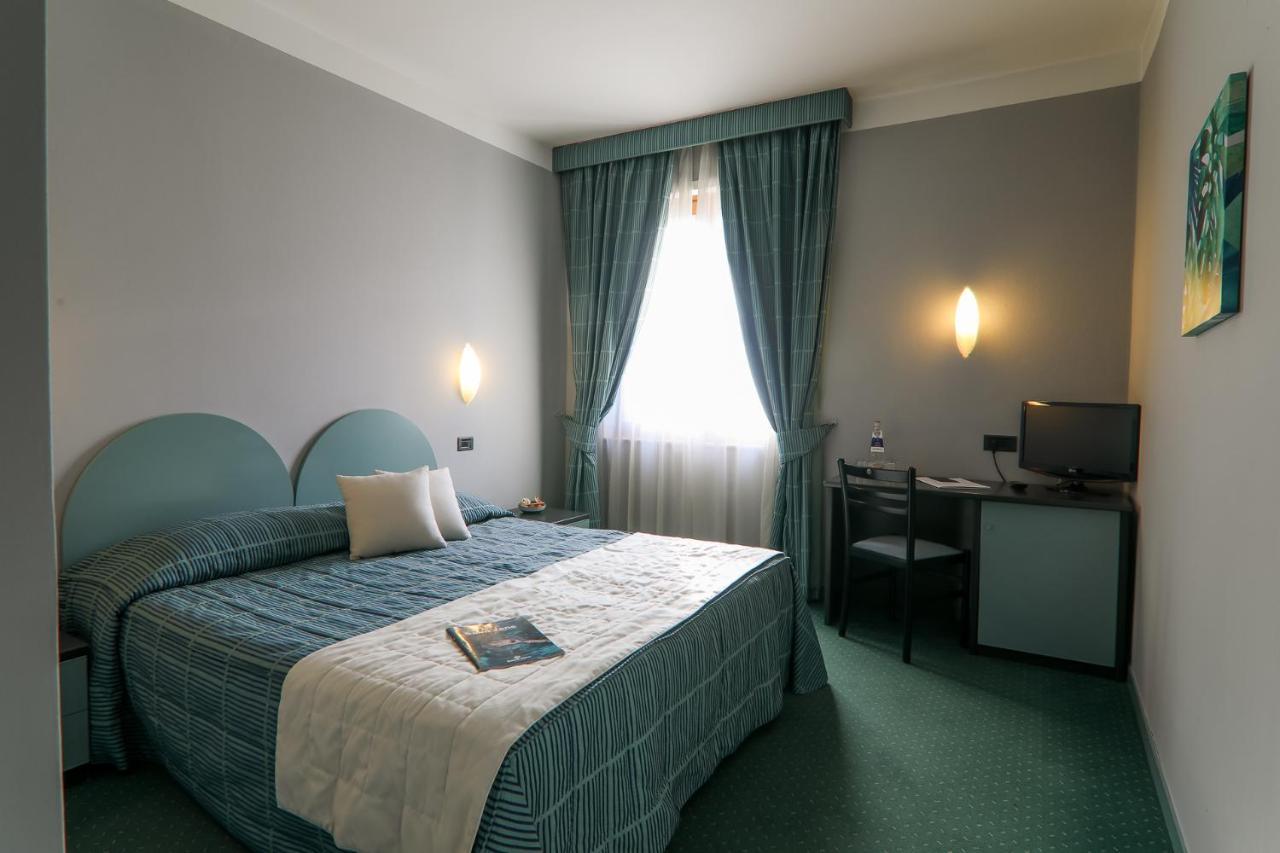 Hotel Vittoria Sondrio Exterior photo