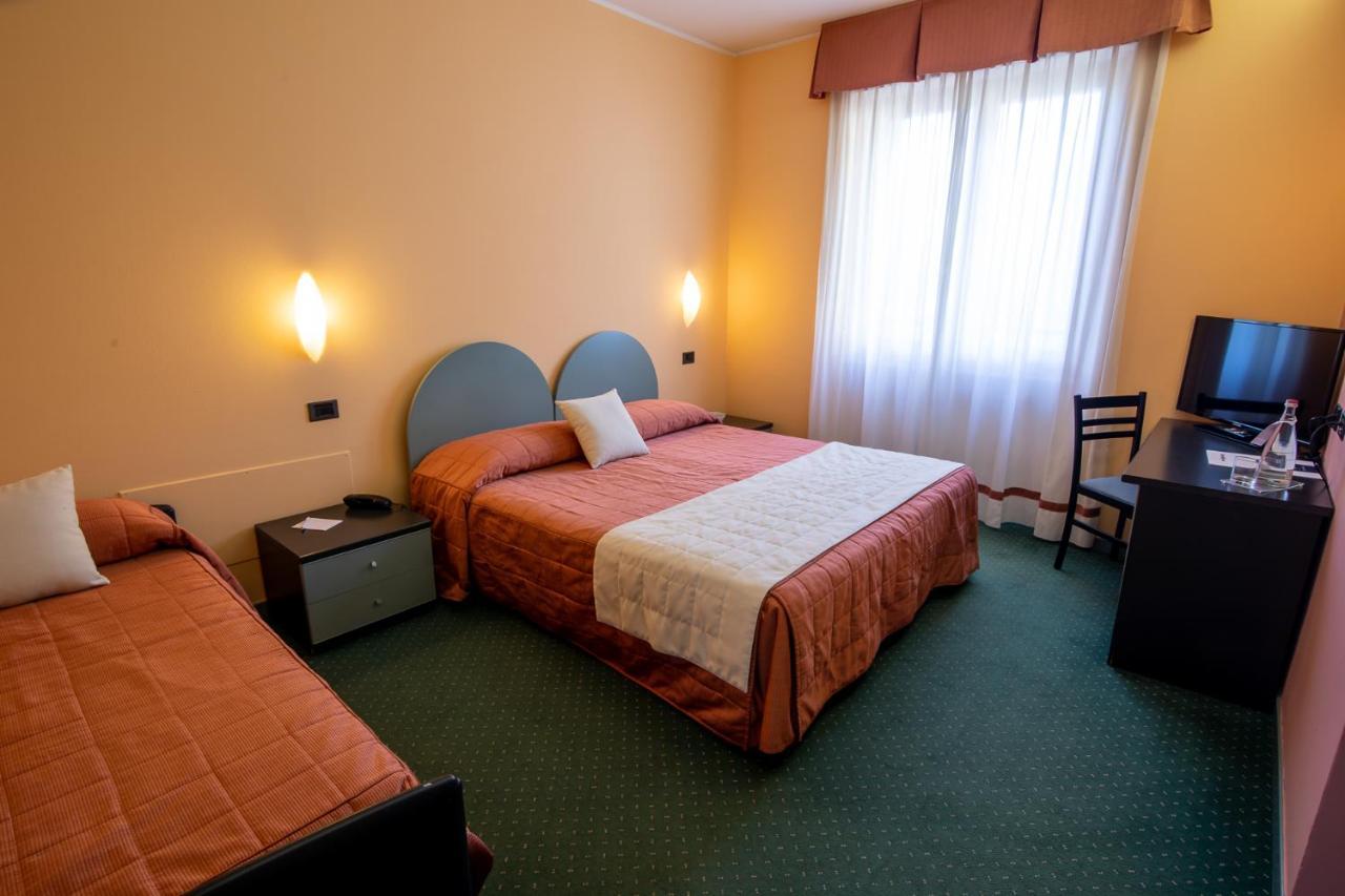 Hotel Vittoria Sondrio Exterior photo