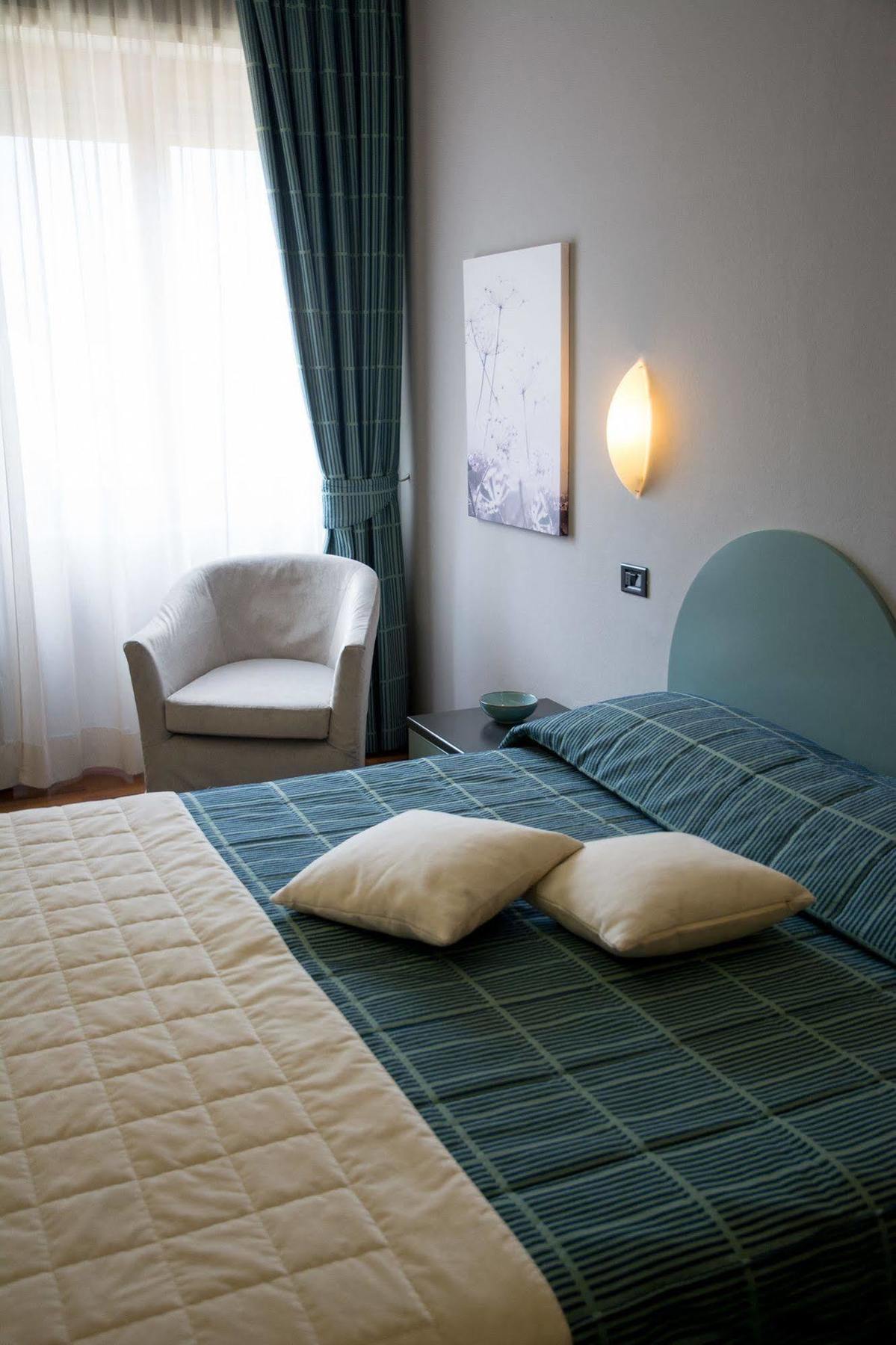 Hotel Vittoria Sondrio Exterior photo